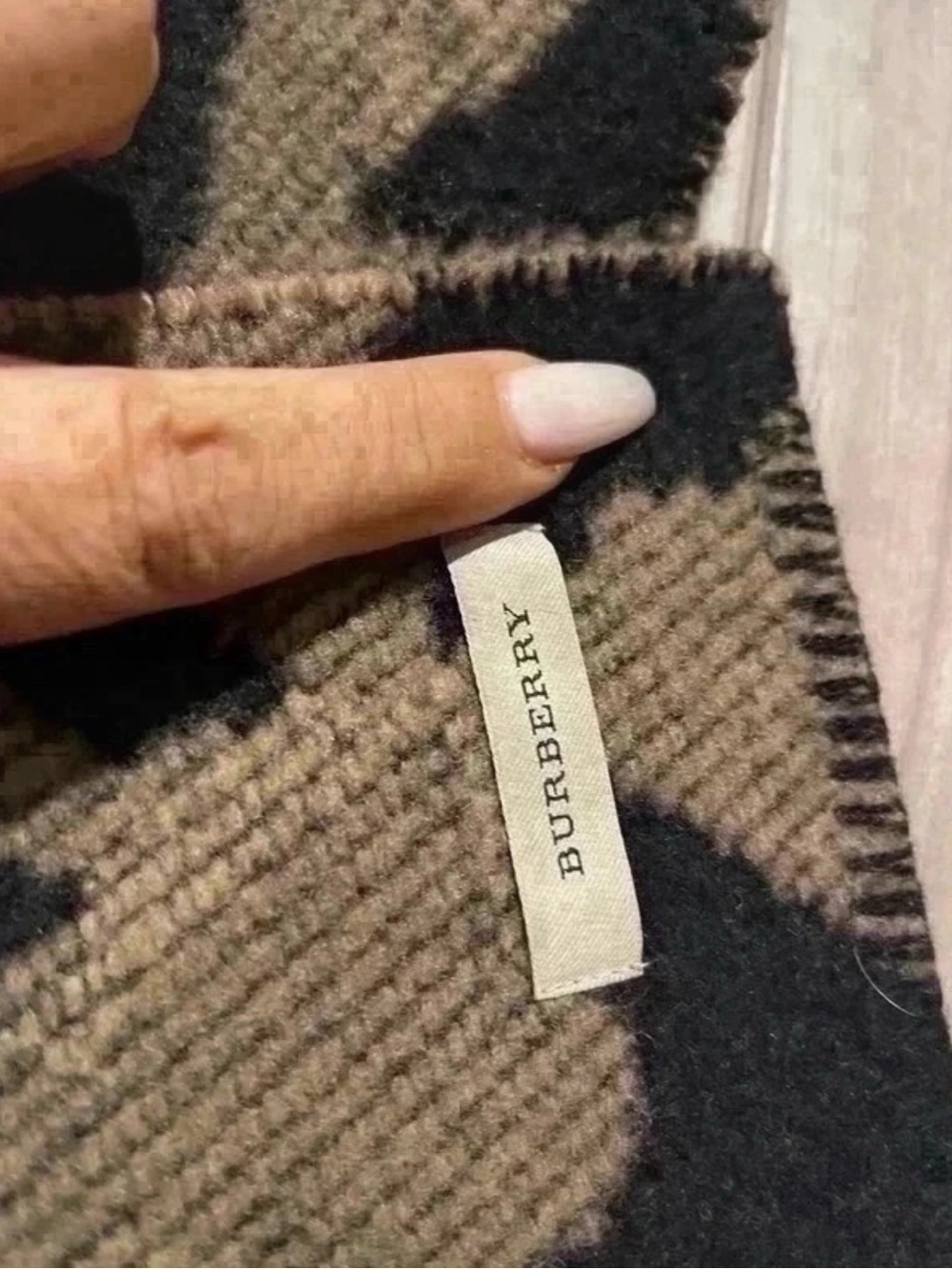 Authentic Burberry cashmere/wool scarf - Picture 2 of 7